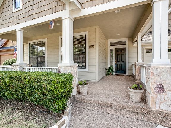 3rd image of 1800 Victoria Cir
