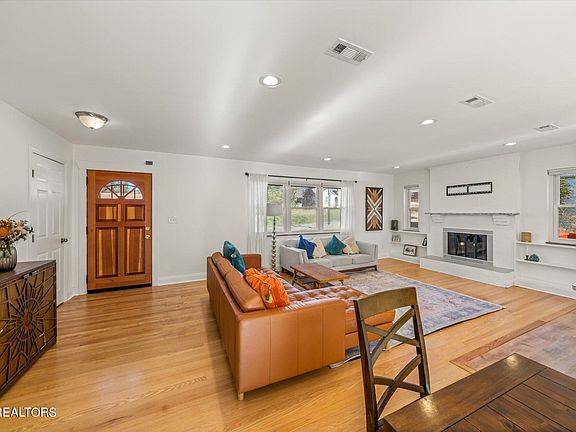 5th image of 2424 Brooks Ave