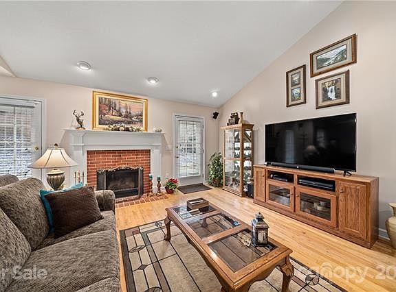 3rd image of 32 Banbury Ct