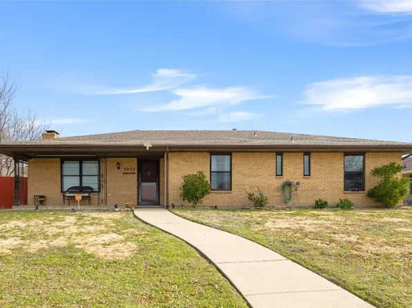 2025 Wellington Dr, Grand Prairie, TX 75051