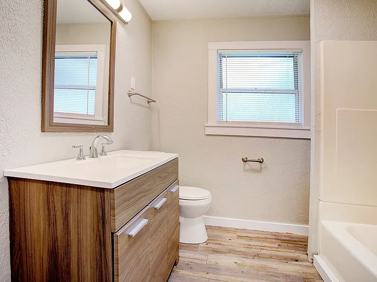 1005 N Buffalo Ave — Photo 12