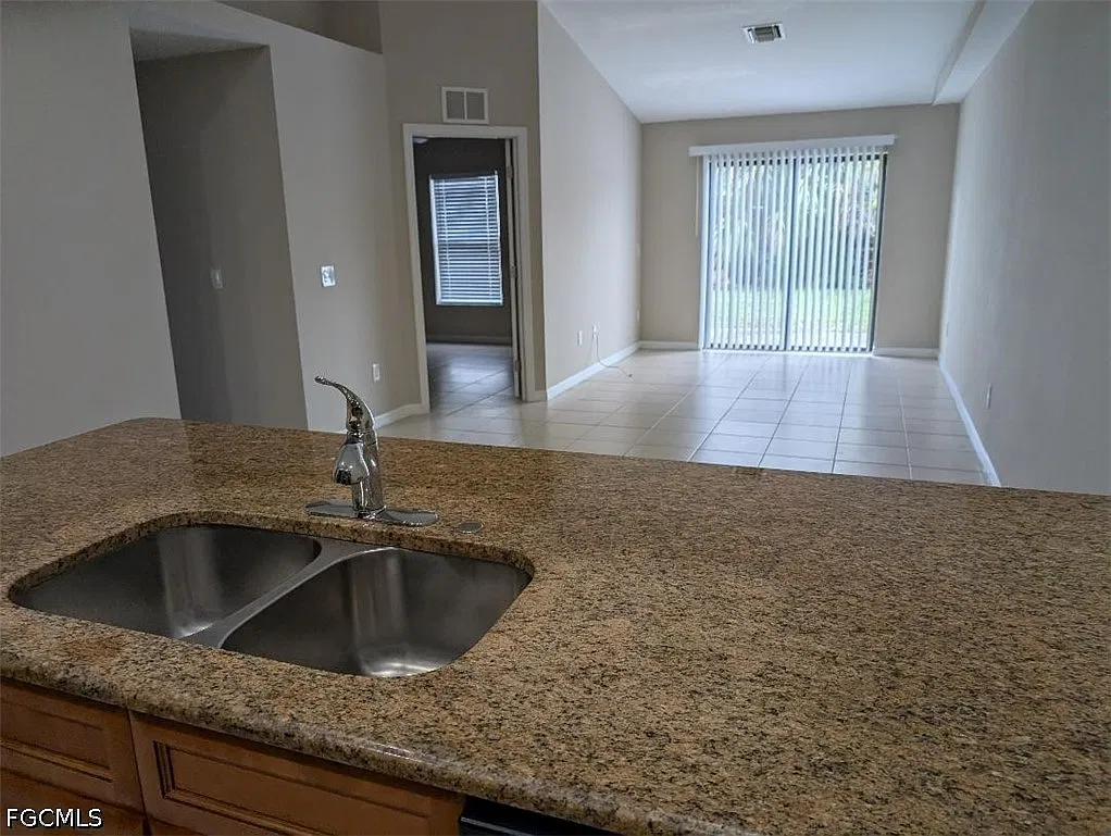 3 bed, 2.0 bath, 1209 sqft, $1,500 — Photo 3