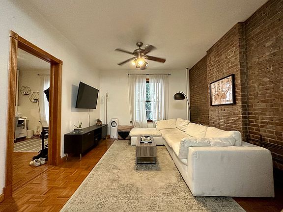 4th image of 321 E 9th St APT 6