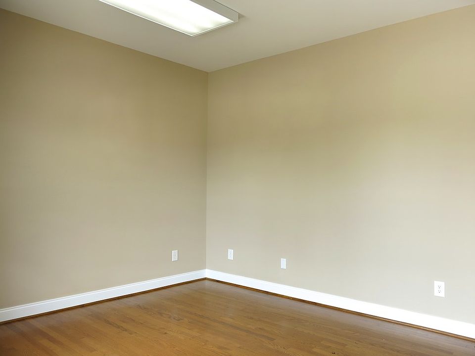 2nd image of 301 Fair Oaks Ln