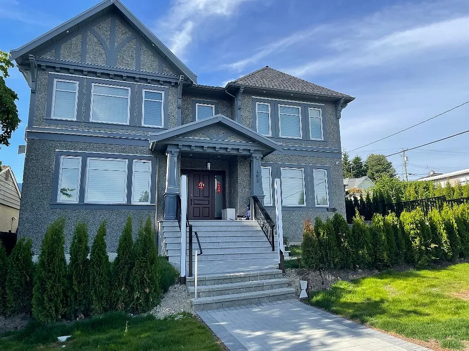 402 W 24th St