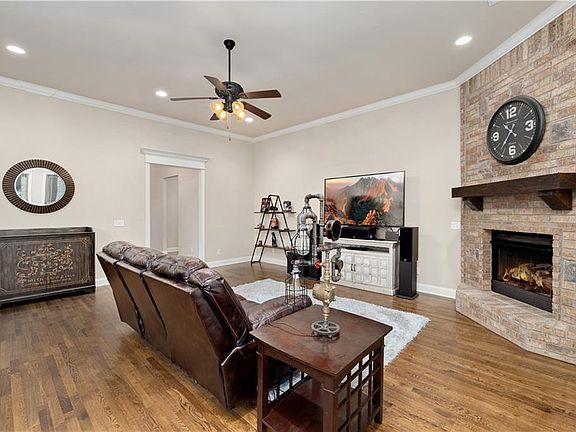 3rd image of 1801 NE Steinbeck Dr