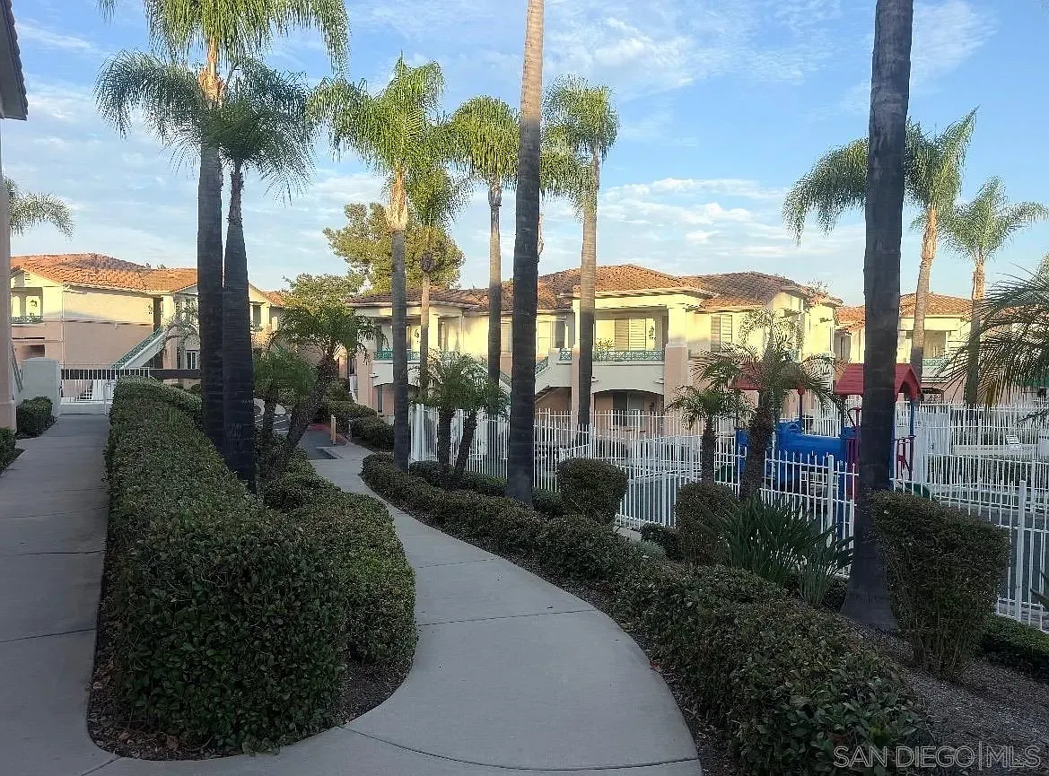 3 bed, 2.0 bath, 1216 sqft, $3,500 — Photo 4