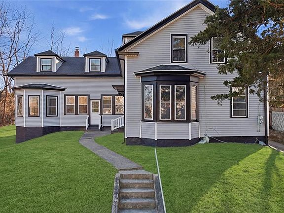 2nd image of 40 Youngs Ave