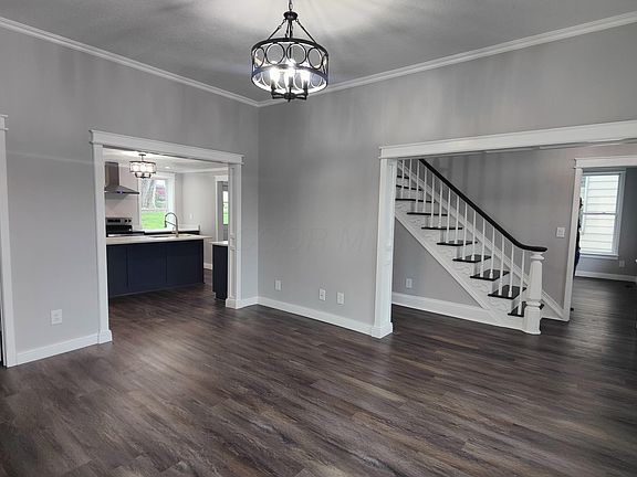 5th image of 215 Corwin Ave