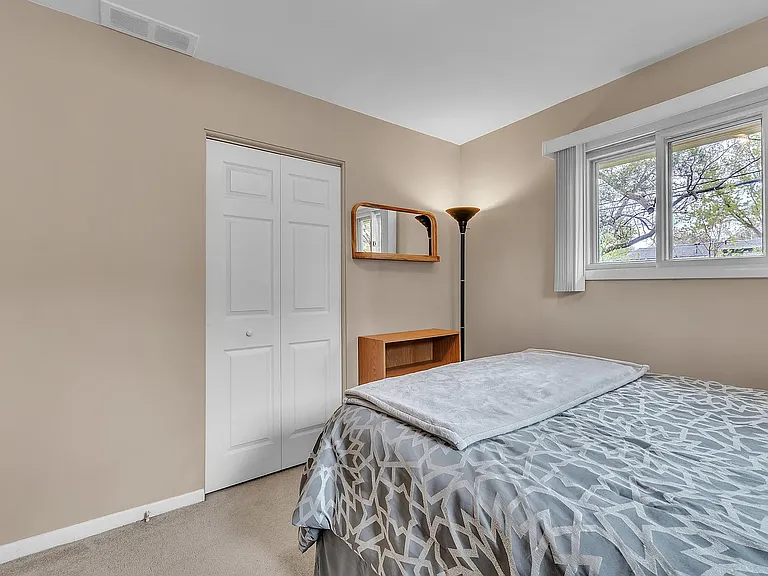1114 N Maple Rd — Photo 5
