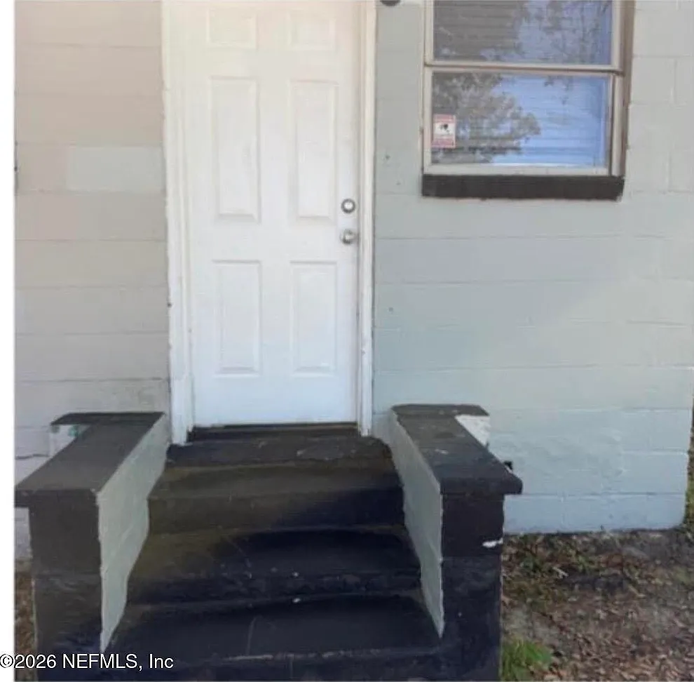 3 bed, 2.0 bath, 853 sqft, $1,000 — Photo 1