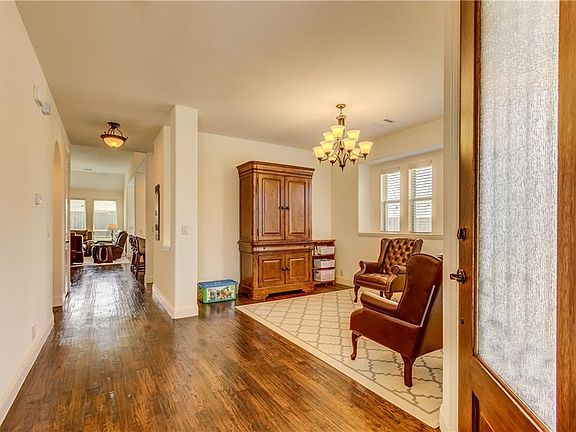 4th image of 904 Longhorn Dr