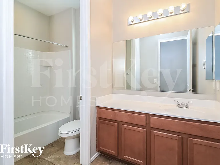 5027 W Saint Catherine Ave — Photo 9