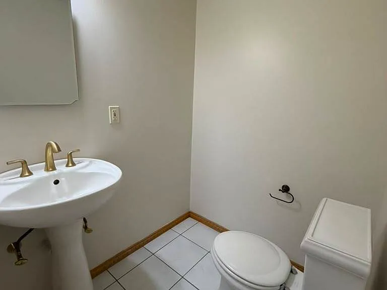 75 Leslie Rd #D — Photo 10