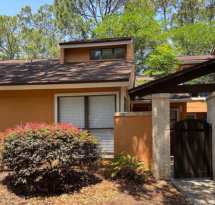 Front yard and private gate entry. Parking available in front of unit. 
No stairs!
