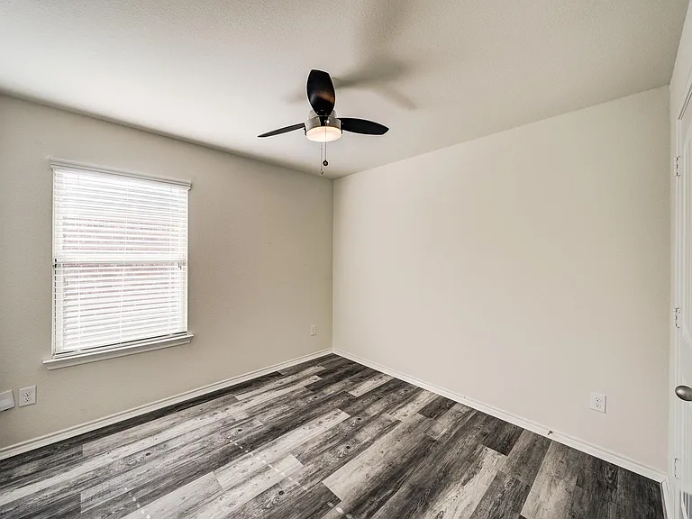 1110 Mercury Dr — Photo 25