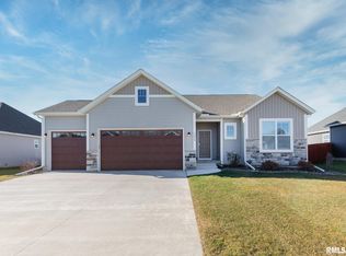 7046 Grove Xing, Bettendorf, IA 52722