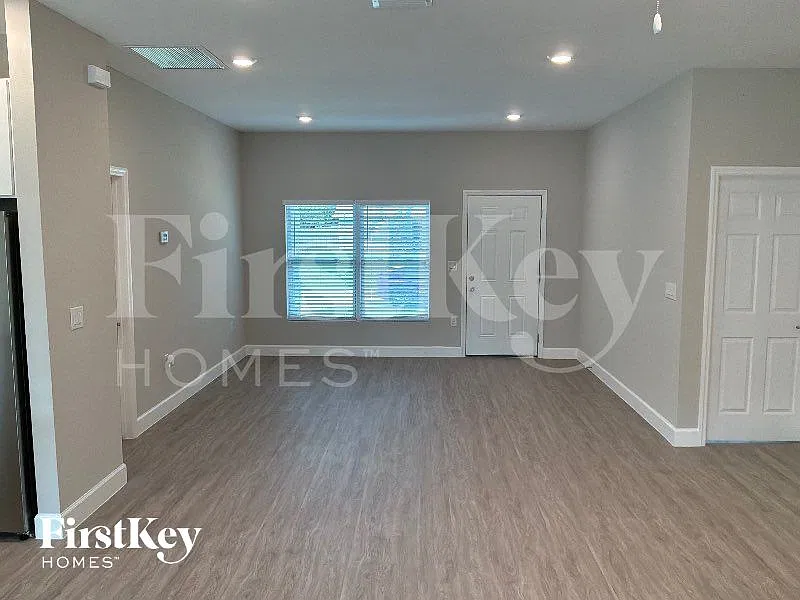 4 bed, 3.0 bath, 1850 sqft, $1,885 — Photo 2