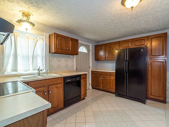 3rd image of 4420 Woodbine Ave