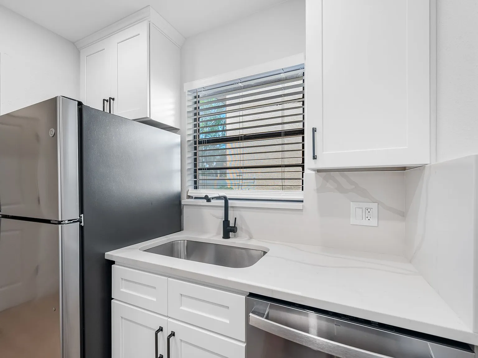 HUGE Renovated Townhome - Private Laundry & Pool — Photo 4