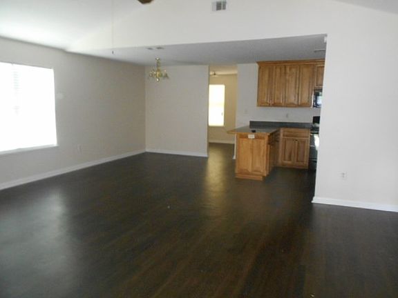 5th image of 804 Summer Ln