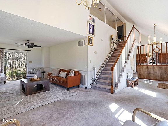 5th image of 66 White Oak Drive