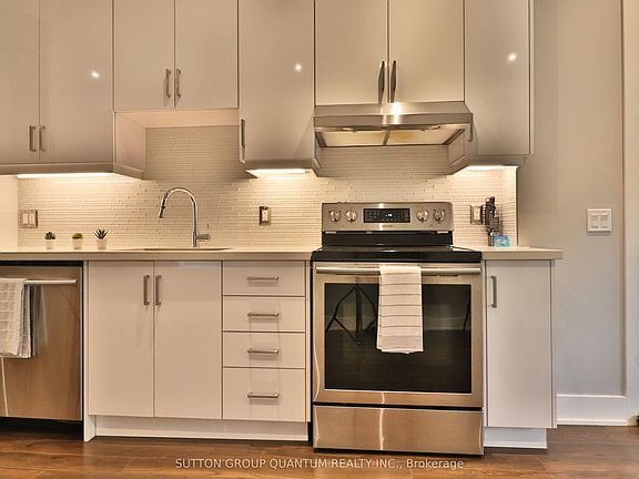 3rd image of 35 Cloverdale Rd