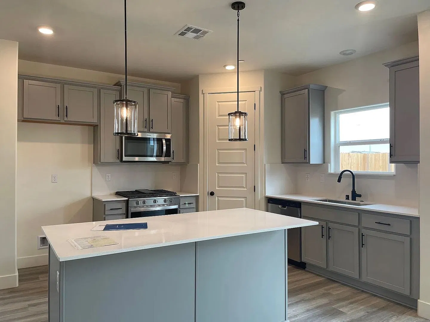 Modern 4-Bedroom Home in Prime Bakersfield Location — Photo 3