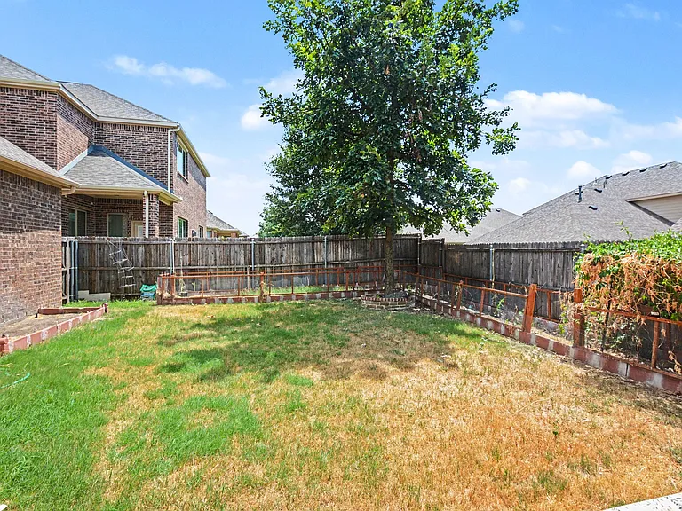 604 Darby Ln — Photo 46