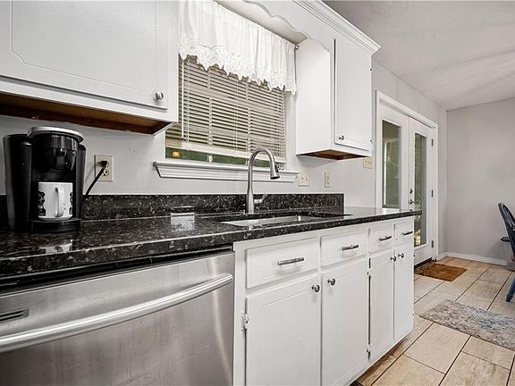 5th image of 2556 Meadowview Dr