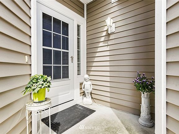 3rd image of 1592 Seasons Lane NW