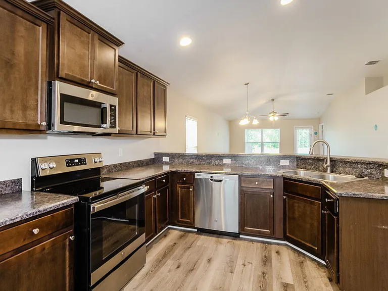 1004 Kellogg Dr — Photo 6