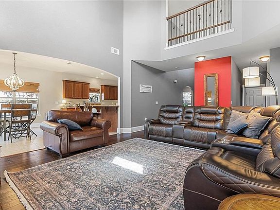 5th image of 585 Sheffield Ave