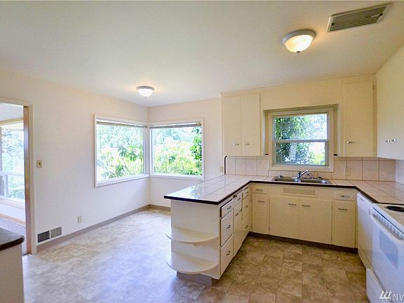 3rd image of 3344 Sunset Dr W