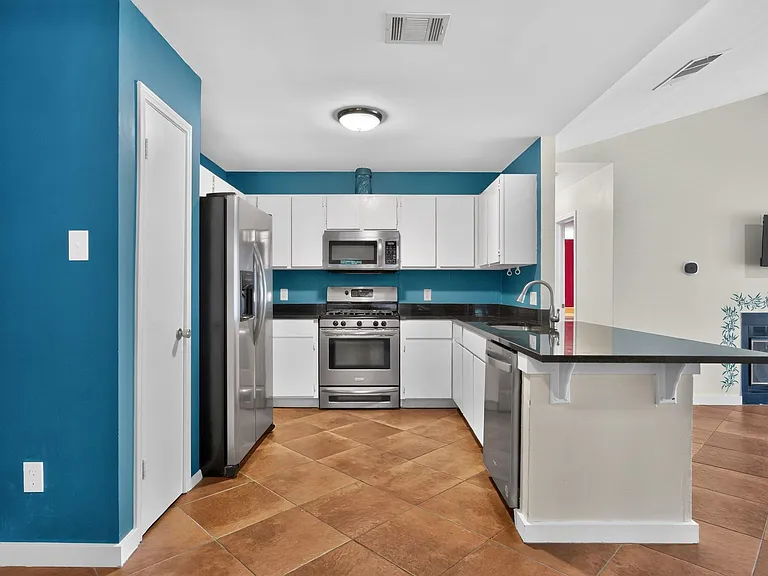 801 Kavanagh Dr — Photo 11