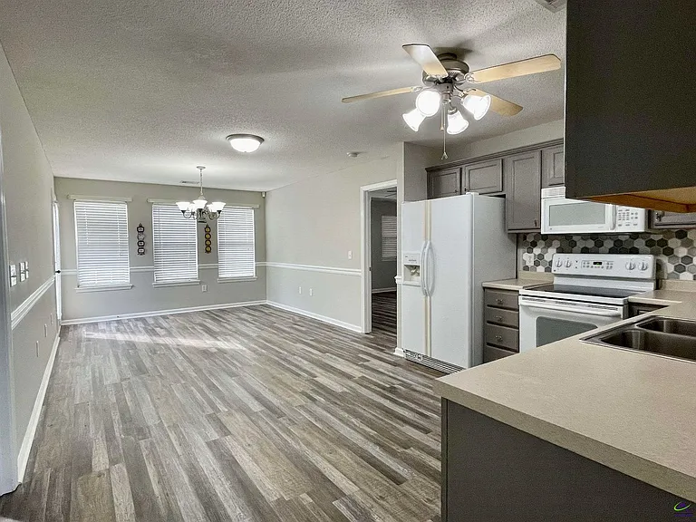 321 Deerfield Cir — Photo 9