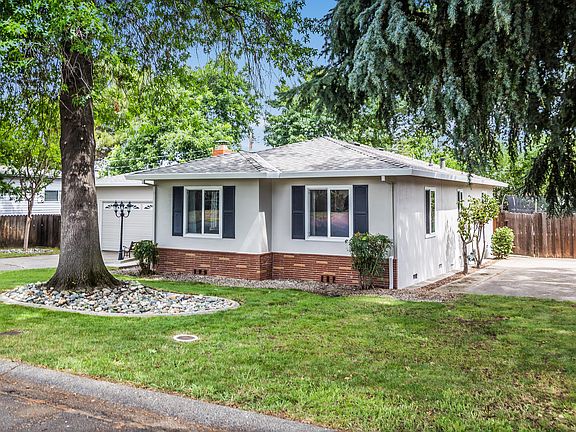 3rd image of 1015 Hillcrest Ave
