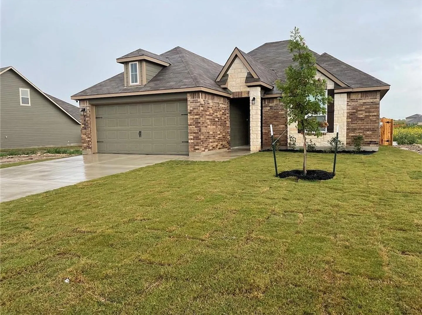Welcome home to this beautiful, brand-new single-story home in the desirable Lake Pointe community! — Photo 3