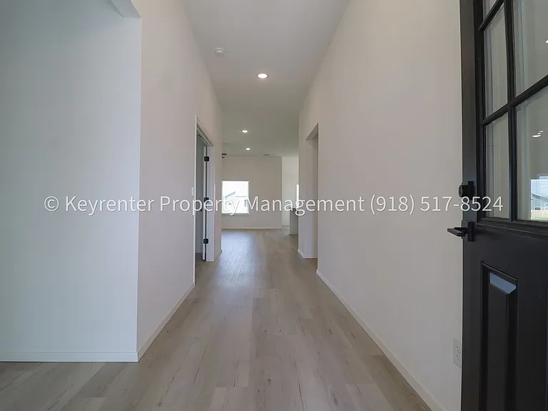2908 S Redwood Ave — Photo 5