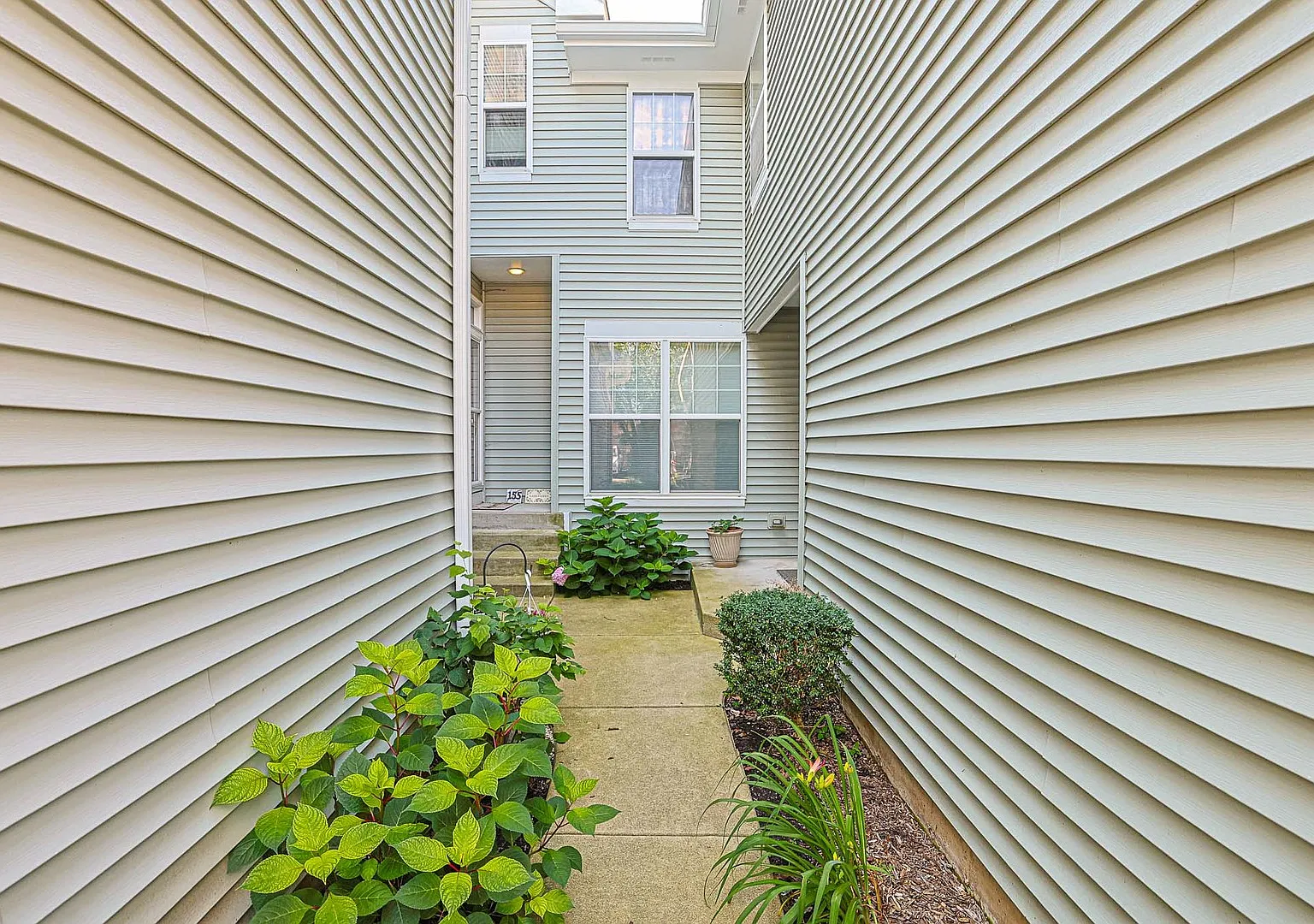 3 bed, 4.0 bath, 2816 sqft, $3,150 — Photo 2