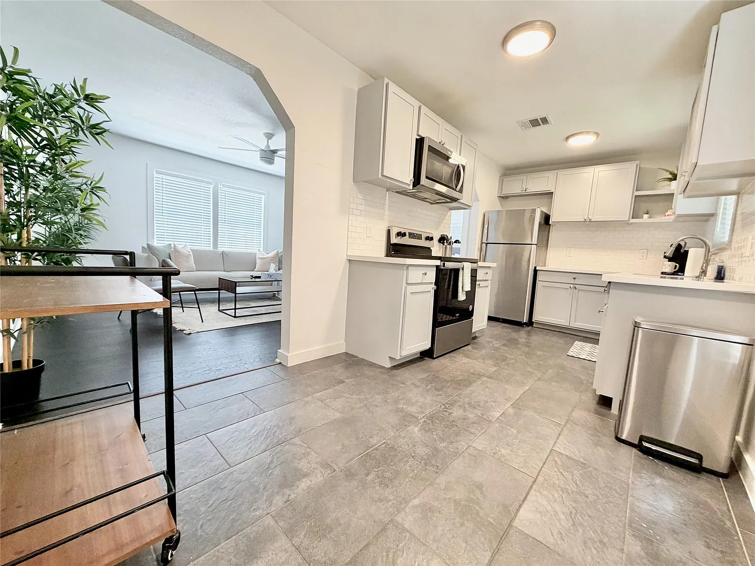 1 bed, 1.0 bath, 900 sqft, $2,350 — Photo 3