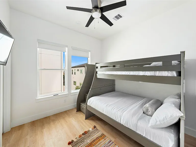 3008 Delano St — Photo 18