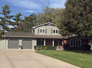 2907 Lakeview Cv, Hastings, NE 68901