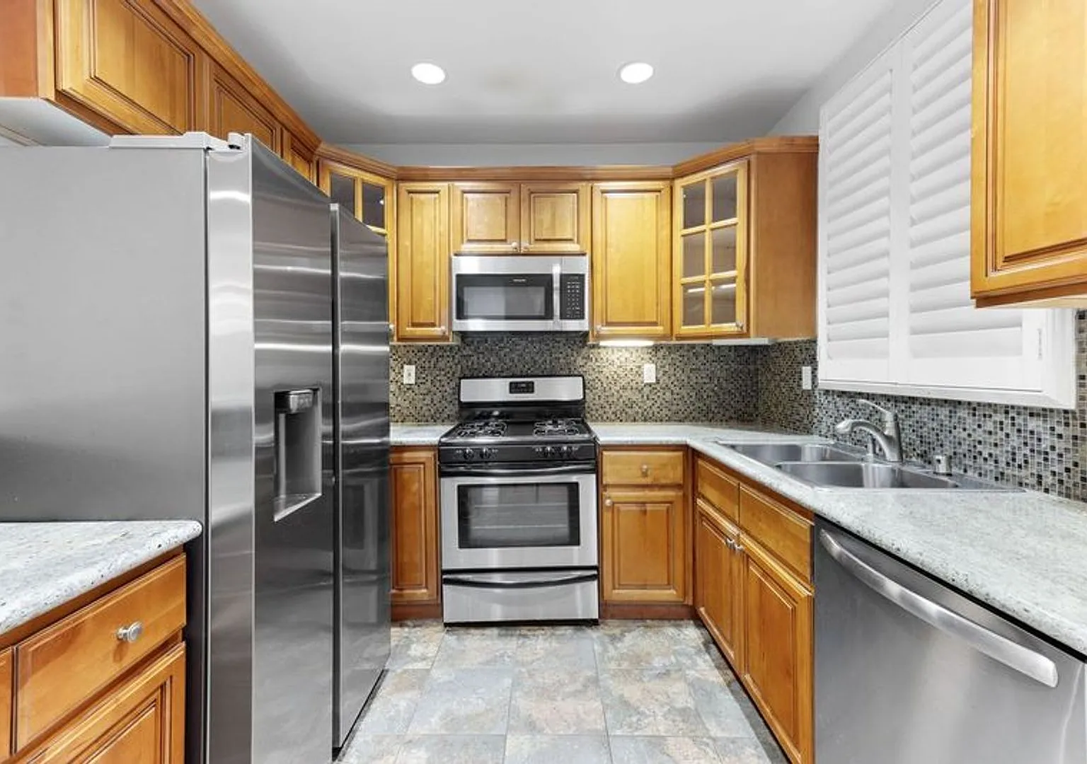 Modern 3 Bed, 2 Bath Condo for Lease 1,320 Sq Ft Prime Sherman Oaks Location — Photo 2