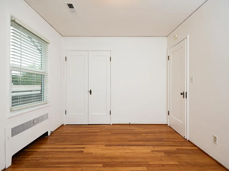 2211 NE Pacific St — Photo 5