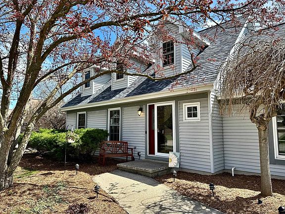 3rd image of 917 E Capitol Dr