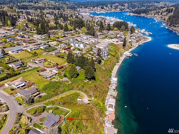 An unbeatable location this residence is just minutes from downtown shopping and restaurants with the best views of the mouth of the harbor.