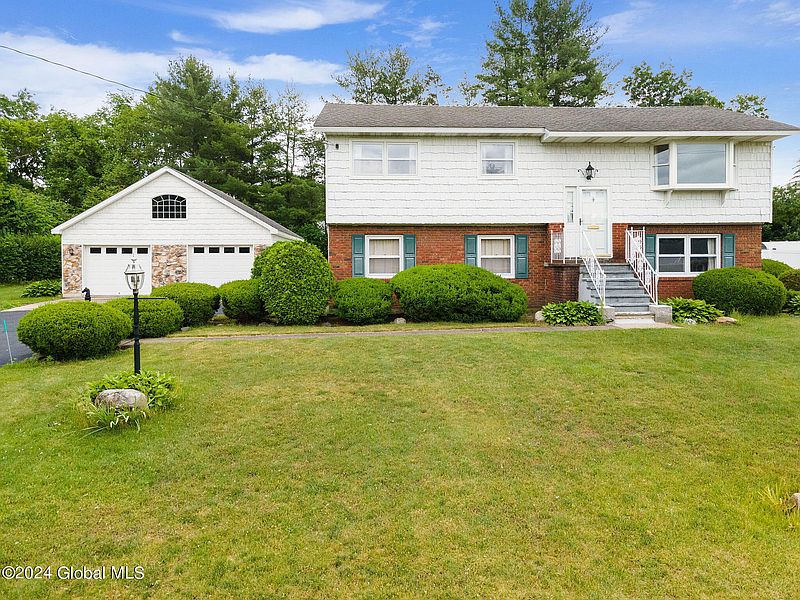 2nd image of 2352 Oakland Avenue
