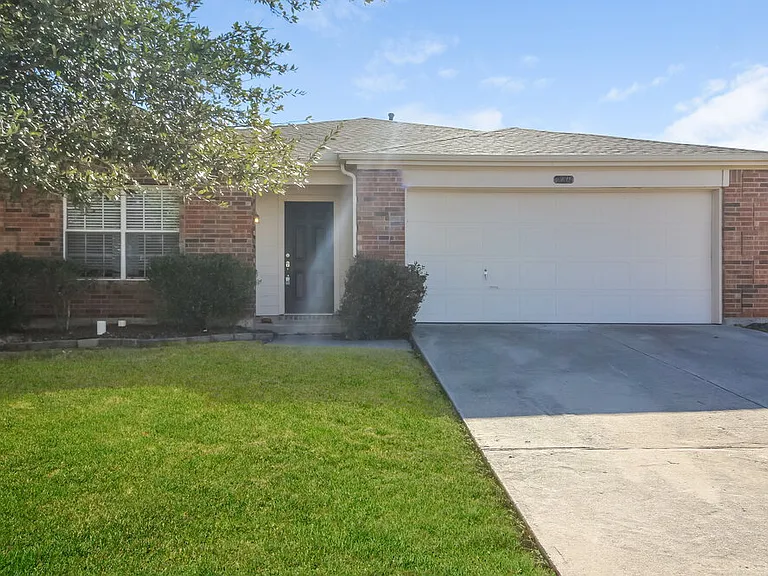 2204 Tailburton Ct — Photo 1