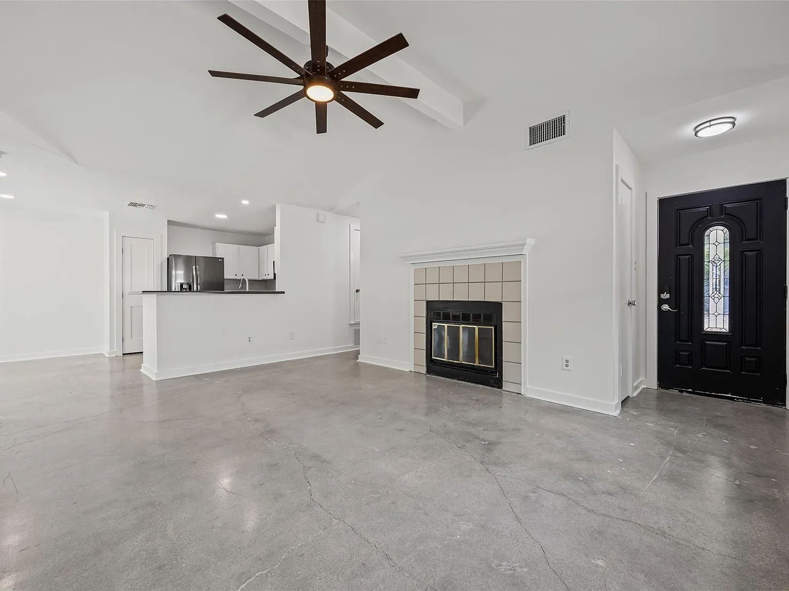 3 bed, 2.0 bath, 1298 sqft, $1,999 — Photo 3
